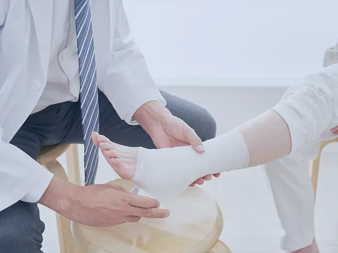 Dr wrapping patient ankle